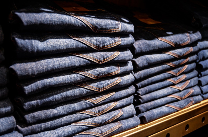 magasin-SALERNES-min_jeans_pants_blue_shop_shopping_shelf_exhibition_buy-940702